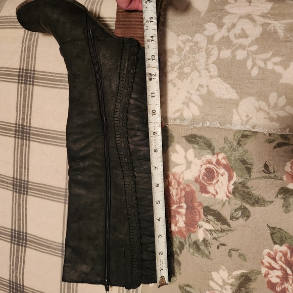 Boots - Picture 3 of 7